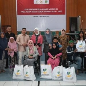Komisi VIII Serahkan Bantuan Kepada Para Kaum Penyandang Disabilitas di Medan