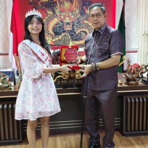 Ketua DPRD Medan Terima Juara Best Photogenic Miss Tionghoa 2024, Nadin Regina