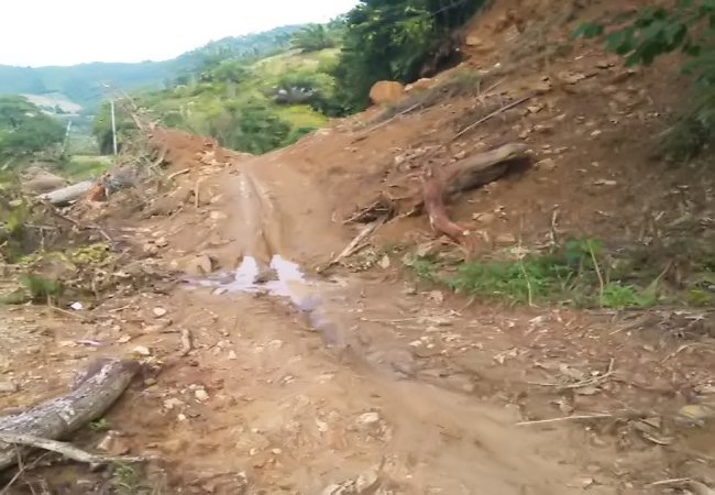 Terkena Bencana Longsor, Akses Jalan Desa Alur Subur Mulai Dapat Dilintasi