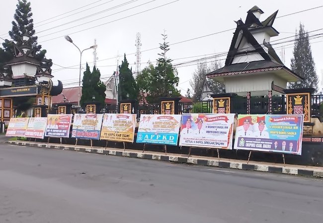 Karangan Bunga Ucapan Selamat Pelantikan Vickner Sinaga dan Wahyu Sagala Penuhi Kantor Bupati Dairi