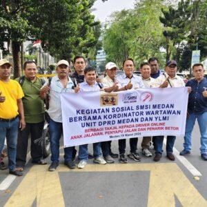 Wartawan DPRD Bersama SMSI dan YLMI Medan Bagikan Takjil 
