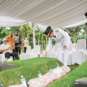 Usai Dilantik Sebagai Wali Kota Medan, Rico Waas Ziarah Makam Sang Ayah