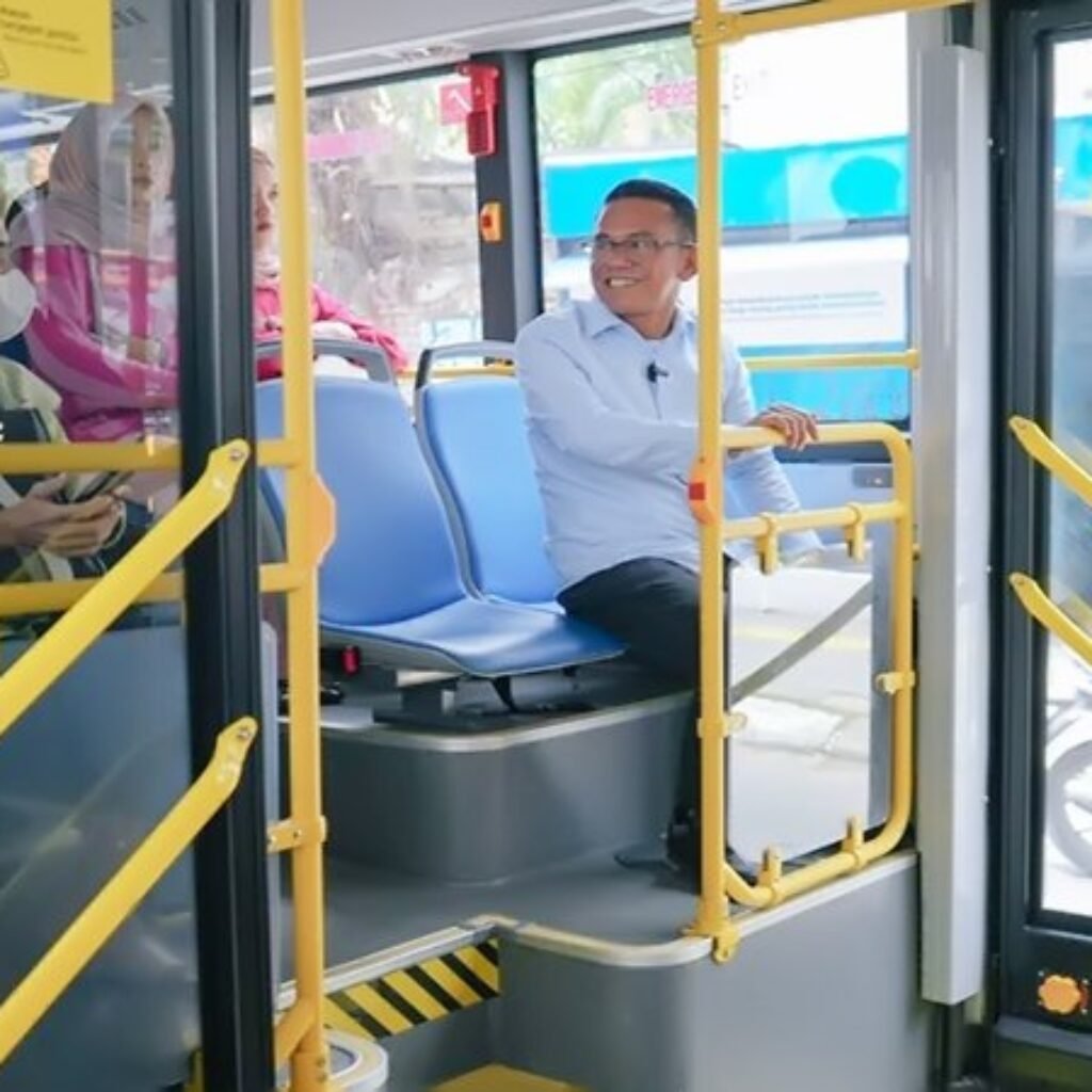 Wakil Wali Kota Medan Gunakan Bus Listrik Berangkat ke Kantor