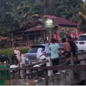Warga Grebek Mobil ‘Goyang’ Di Halaman Masjid