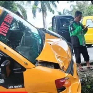 Hilang Kendali, Angkot Tabrak Anak SD Hingga Tewas