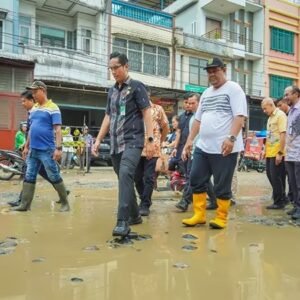 Tindaklanjuti Keluhan Warga, Rico Waas Cek Langsung Jalan Rusak di Pasar Sunggal
