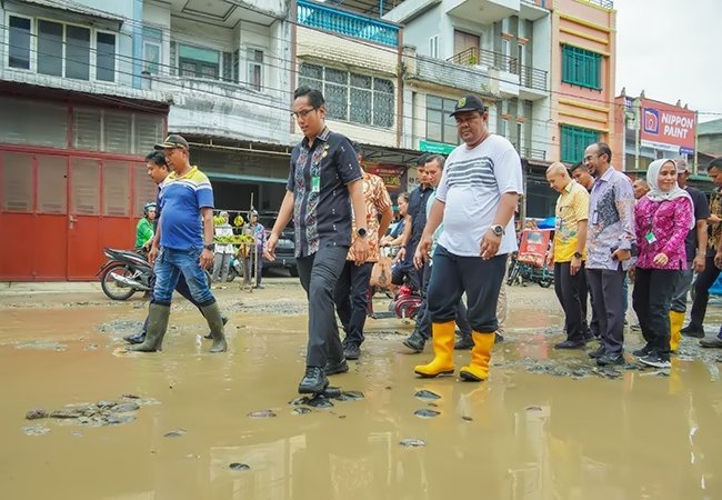 Tindaklanjuti Keluhan Warga, Rico Waas Cek Langsung Jalan Rusak di Pasar Sunggal