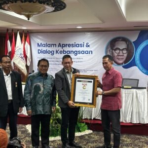 Ketua DPRD Medan Terima Anugerah Sahabat Pers SMSI
