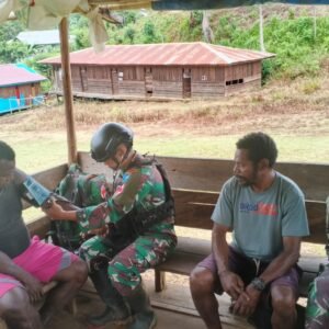 Satgas Yonif 642 Kapuas Pos Mesna Beri Bantuan Kesehatan Warga