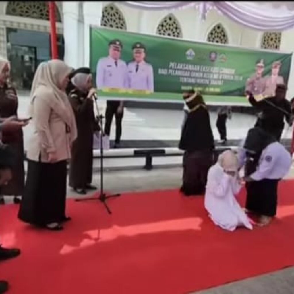 Hebohkan Jagat Maya Lewat Foto Vulgar Sepasang Kekasih Dihukum Cambuk