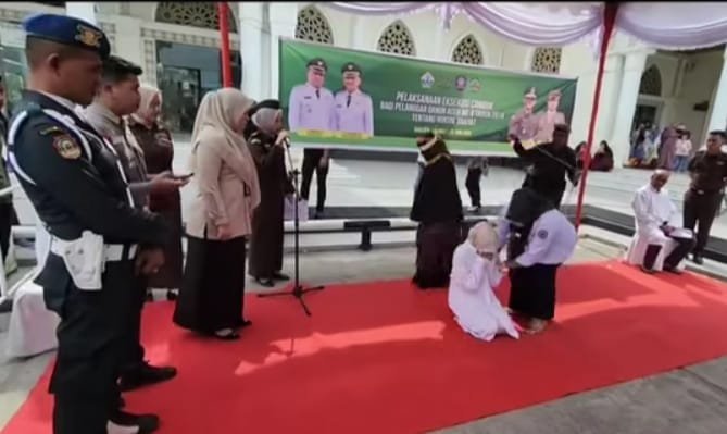 Hebohkan Jagat Maya Lewat Foto Vulgar Sepasang Kekasih Dihukum Cambuk