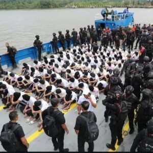 Satbrimob Poldasu Kawal Ketat 100 Napi Ke Nusakambangan