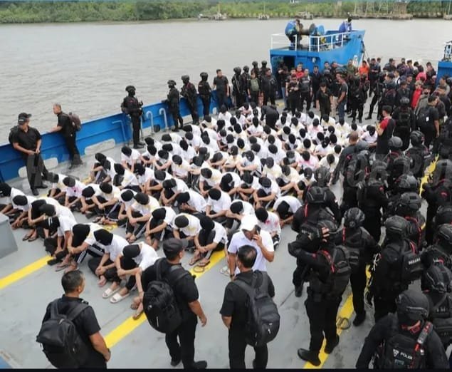 Satbrimob Poldasu Kawal Ketat 100 Napi Ke Nusakambangan