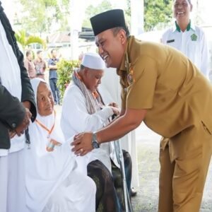 Wakil Bupati Dairi Lepas 12 Calon Jamaah Haji Eksklusif Nasabah Bank Sumut