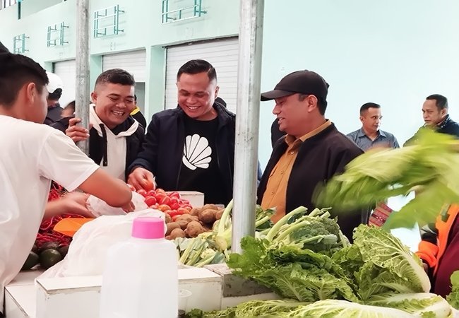 Wakil Bupati Dairi Tertibkan Aktivitas Pasar Sumbul: Pedagang Dihimbau Berjualan di Dalam Balairung