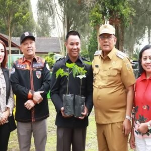Bupati Dairi Tanam Pohon dan Bagikan Bibit Kemiri, Dorong Pelestarian Lingkungan dan Komoditas Warisan