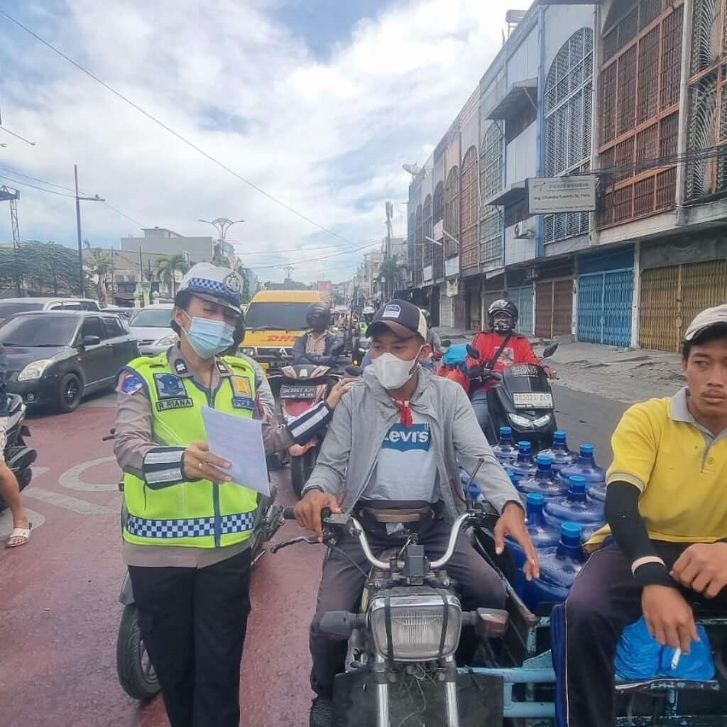 Sosialisasi Humanis, Kasatgas Preventif Ops Patuh Toba 2025 Edukasi Para Pengendara Di Jalan