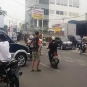 ‘Pak Ogah’ Menjamur, Warga Bingung Polantas Dimana??