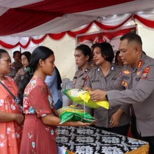 Polda Sumut Dan Polres Pelabuhan Belawan Gelar Minggu Kasih Gerakan Pangan Murah Di Gereja HKBP Pajak Baru Belawan