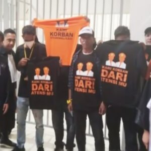 Pendukung Terdakwa Penuhi Ruang Sidang Batam dengan Kaos Protes “Korban Kriminalisasi”