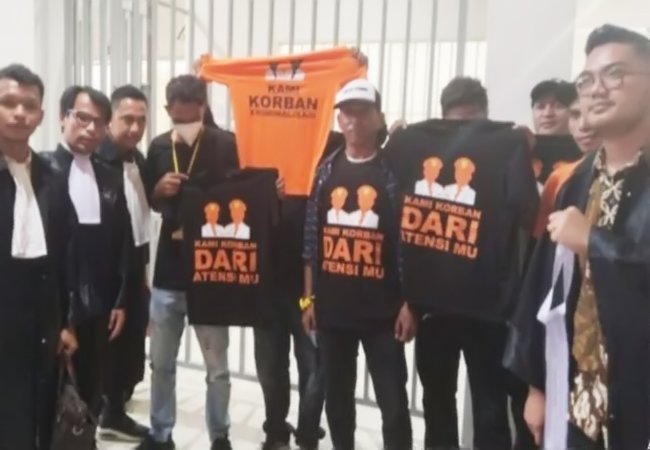 Pendukung Terdakwa Penuhi Ruang Sidang Batam dengan Kaos Protes “Korban Kriminalisasi”